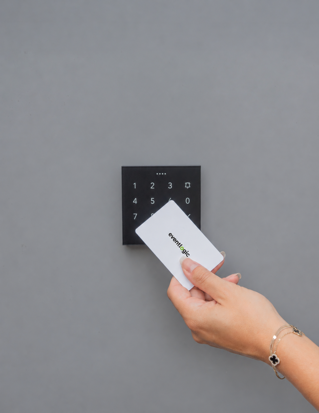 Een Eventlogic NFC-pas wordt aangeboden bij een Loxone NFC Code Touch-paneel