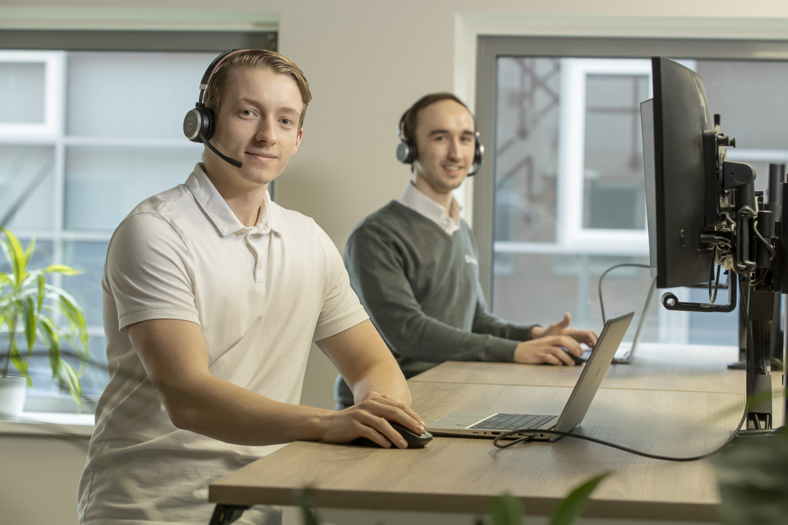 Twee collega's aan het werk op kantoor