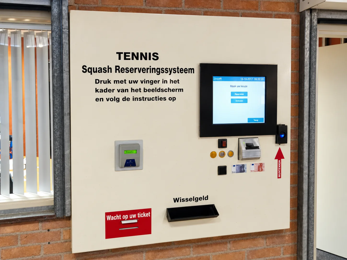 De TRS-reserveringsautomaat met touchscreen, vingerafdruklezer, pinautomaat, geldlezers en wisselgeldbak, 2017